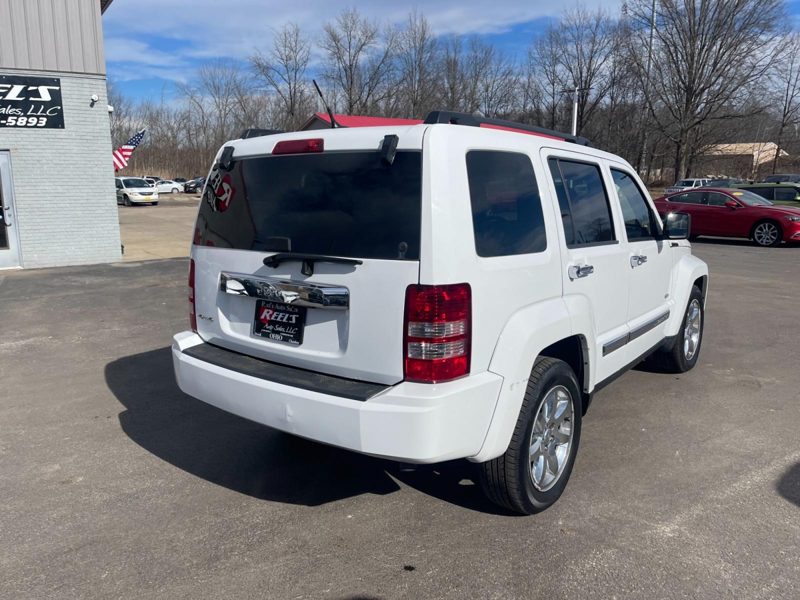 2012 White /Black Jeep Liberty Latitude 4WD (1C4PJMAK0CW) with an 3.7L V6 SOHC 12V engine, 4-Speed Automatic transmission, located at 547 E. Main St., Orwell, OH, 44076, (440) 437-5893, 41.535435, -80.847855 - Photo #9